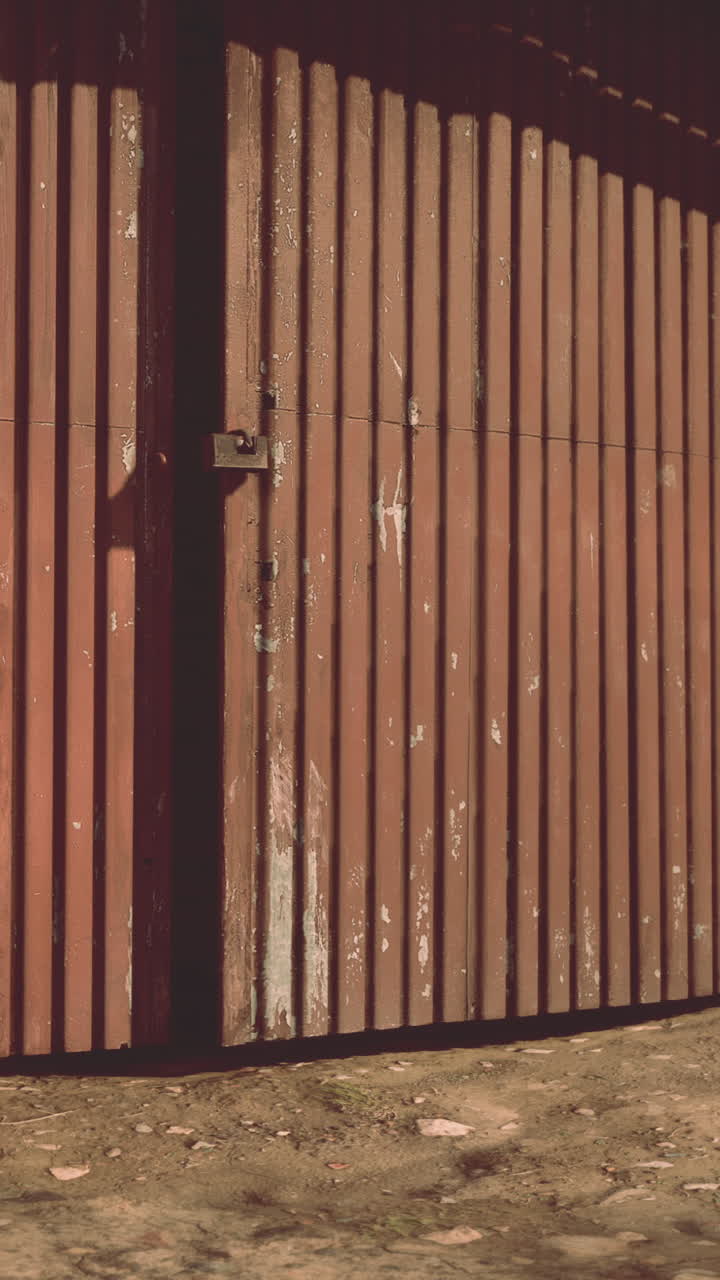 una puerta de metal oxidada