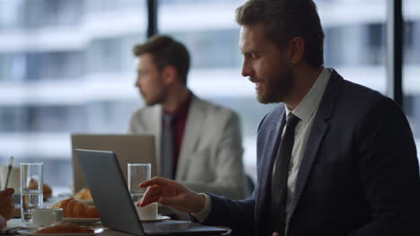 Abogado-De-Negocios-Sentado-En-Una-Cafetería-Trabajando-En-Línea-En-Una-Computadora-Portátil-En-El-Lugar-De-Trabajo-De-Una-Cafetería