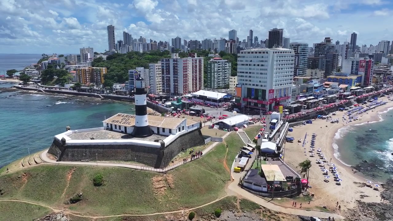 Barra Fyrtårn i Salvador i Bahia, Brasilien. Sommerlandskab. Strandudsigt. Tropisk skyline. Barra Fyrtårn i Bahia, Brasilien. Naturscene. Havnelandskab.