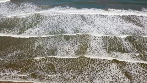 Toma-Aérea-De-Volar-Sobre-Grandes-Olas-En-El-Océano-Atlántico-En-Brasil