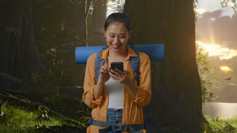 mujer feliz caminando en el bosque