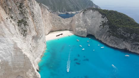 vuelo aéreo sobre la bahía de navagio y la playa del naufragio en la isla de zakynthos, grecia