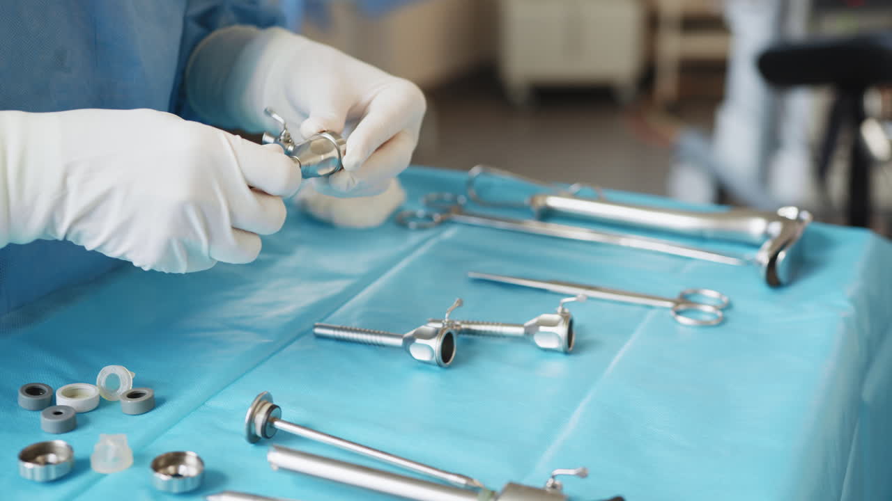 preparación de los instrumentos quirúrgicos en la sala de operaciones