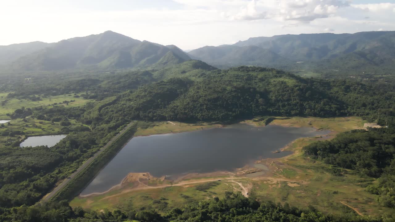 태국 나콘나욕에 있는 클롱 보드 저수지에서 산과 언덕의 4k 공중 영상 풍경 경치