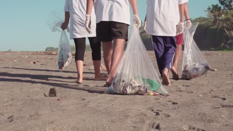 Vista-Trasera-Del-Grupo-De-Activistas-Ecológicos-Recogiendo-Basura-De-La-Playa