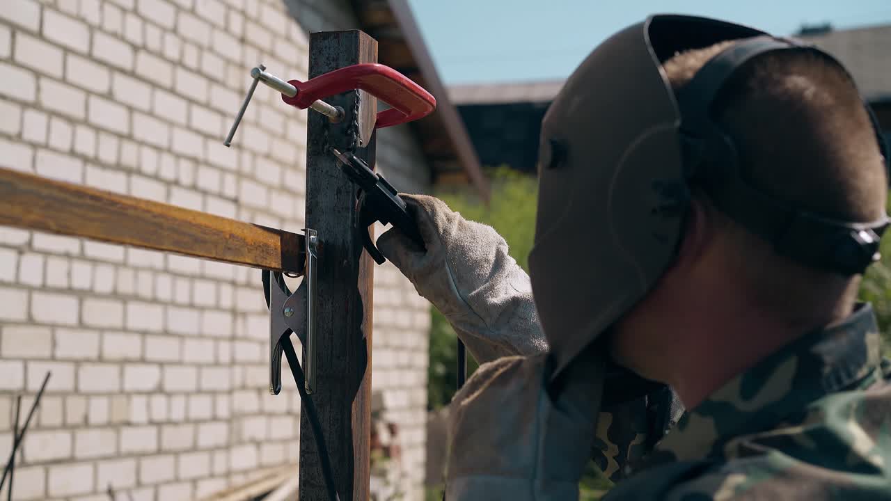 ⁇ 디맨 은 금속 조각 을 날 에 울타리  ⁇  에 연결 한다