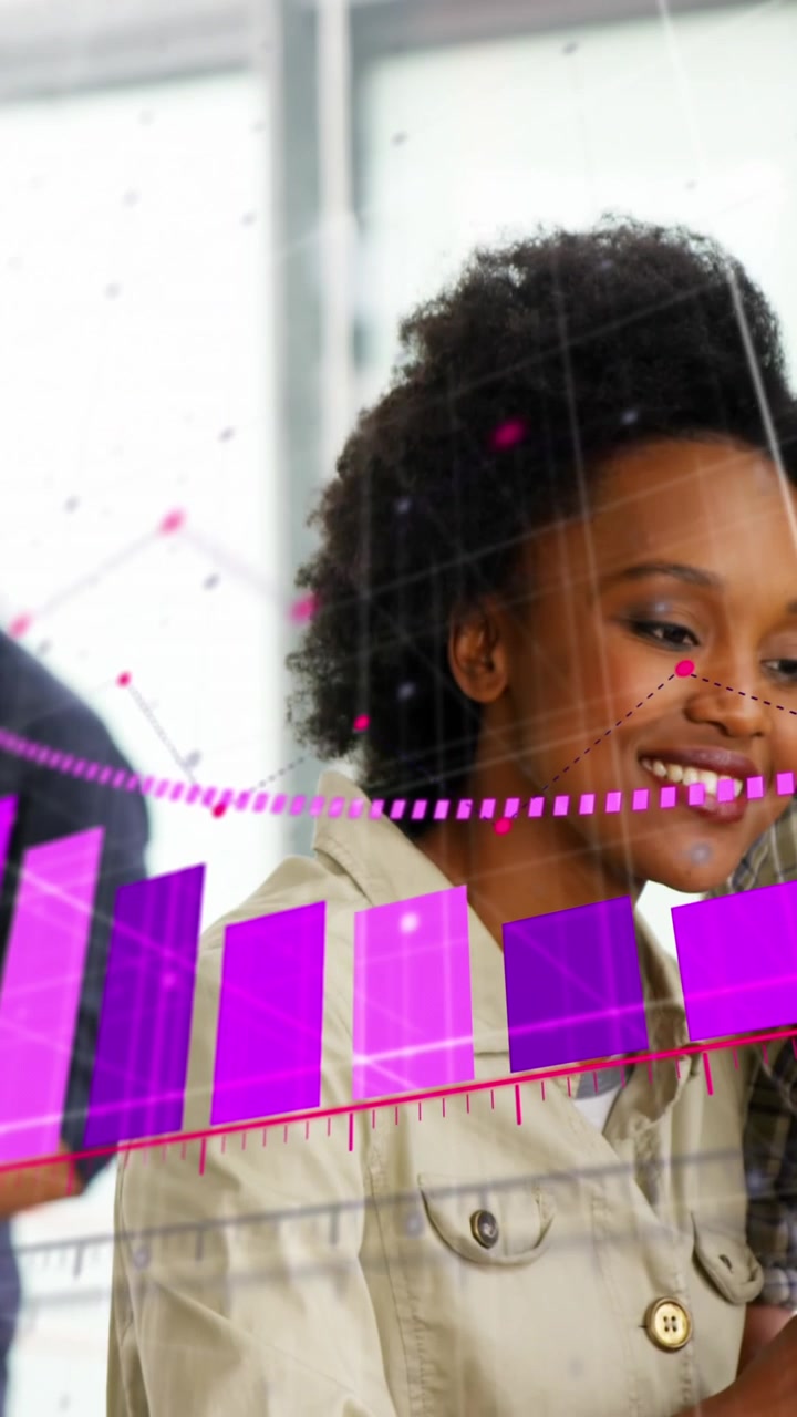 Animazione di elaborazione dati statistici su un uomo e una donna che discutono davanti a un laptop in ufficio.