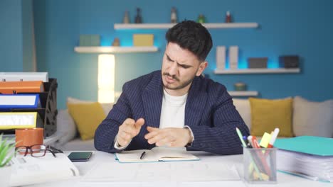 Der-Mann,-Der-Beim-Notizenmachen-Schmerzen-Im-Handgelenk-Hat.-Handgelenkschmerz.