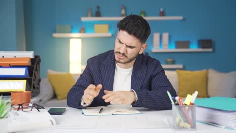 el hombre que tiene dolor en la muñeca mientras toma notas. dolor en la muñeca.