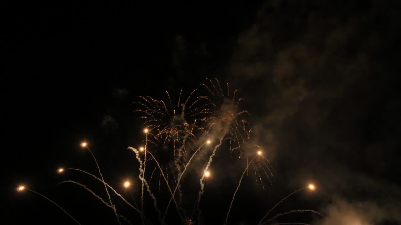 espectáculo de fuegos artificiales rojo y blanco en cámara lenta
