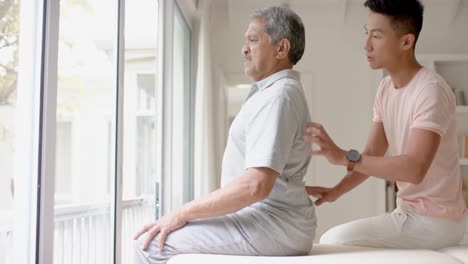 Verschiedene-Männliche-Physiotherapeuten-Untersuchen-ältere-Männliche-Patienten-In-Zeitlupe