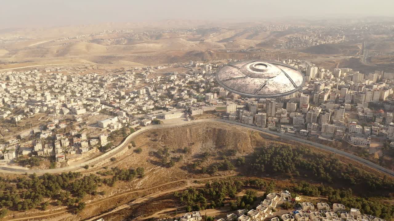 대형 외계인 우주선 사쿠어 유포가 난민 캠프 위를 날아다니고 있다.