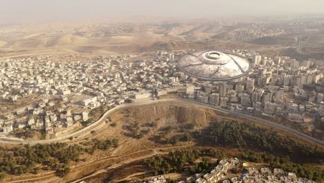 gran nave espacial alienígena sacuer ufo sobre el campamento de refugiados, aéreo
