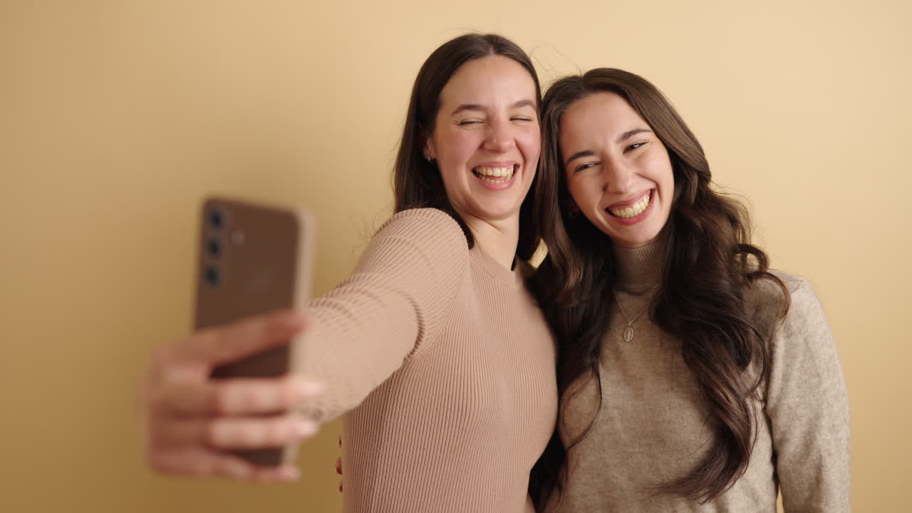 Amiche allegre che si scattano un selfie con lo smartphone