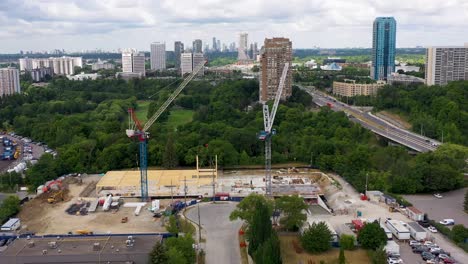 Escena-De-Construcción-En-Toronto-Ontario-Con-2-Grúas-Y-Un-Sitio-De-Construcción-Activo