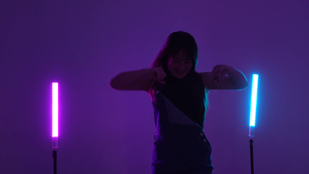 donna che posa con luci al neon