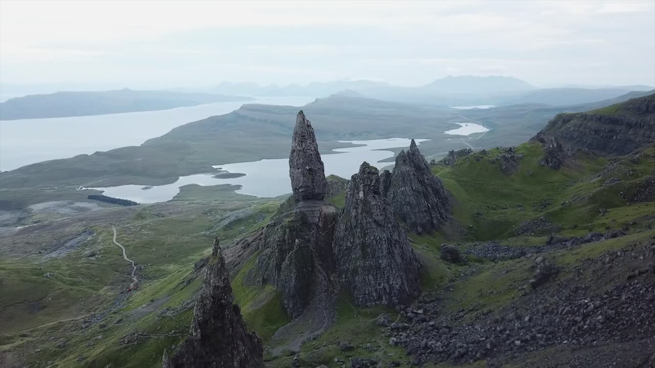 dron de movimiento lateral disparó sobre el viejo de las formaciones rocosas de storr en la isla de skye escocia