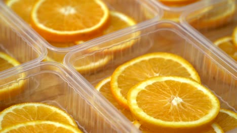 girar frutas de naranjas cítricas frescas. bucle sin costuras girando naranjas en rodajas