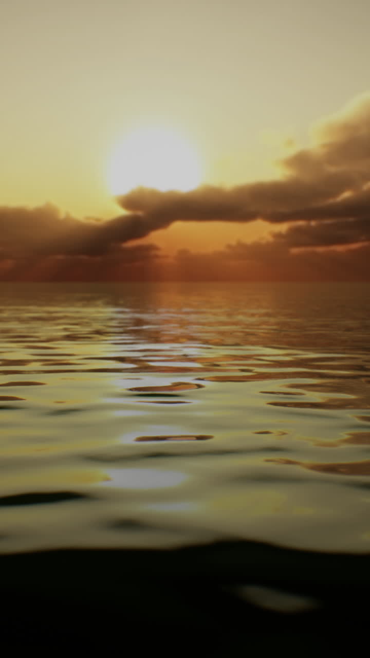 el atardecer dorado sobre el océano