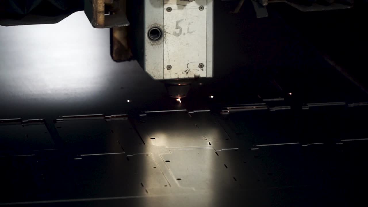 Лазерная режущая машина в действии