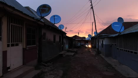 jahi es un distrito en desarrollo situado en abuja fase 2 - nigeria al atardecer con televisión por satélite