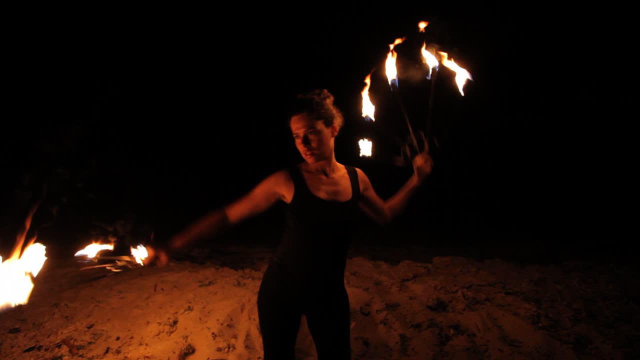 mujer bailando con fuego 17
