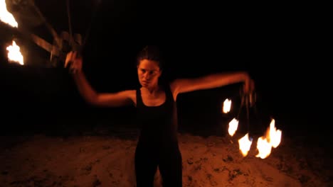 mujer bailando con fuego 17