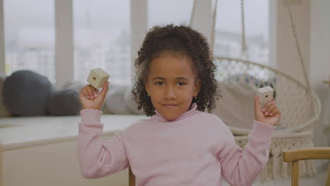 niña en la sala de juegos