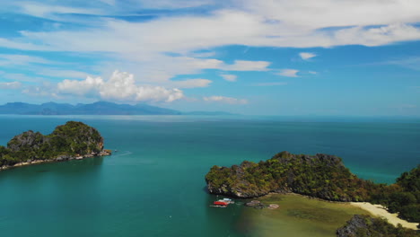 hermosas imágenes de drones de paisajes marinos, filmadas en un día soleado y nublado cerca de langkawi, malasia, capturando pulau gasing y pulau pasir, el estrecho de malaca y ko tarutao