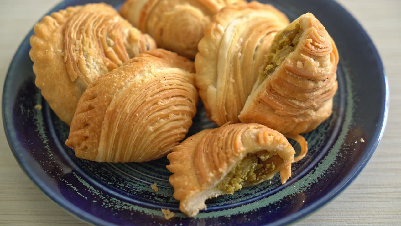 pollo relleno de hojaldre al curry en un plato