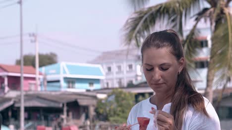 Joven-Y-Bonita-Morena-Toma-Sandía-De-Una-Bolsa-De-Plástico