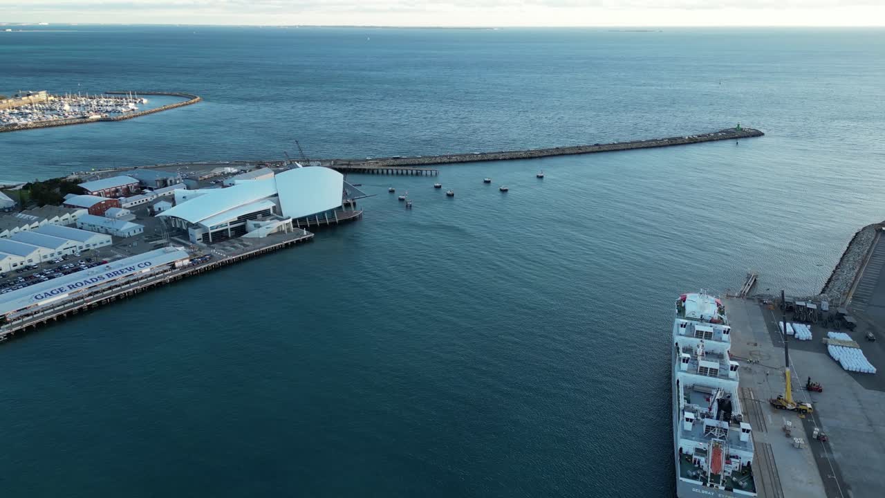 vuelo aéreo sobre el área portuaria de fremantle con el muelle del barco industrial y la marina en el fondo - ciudad de perth, australia