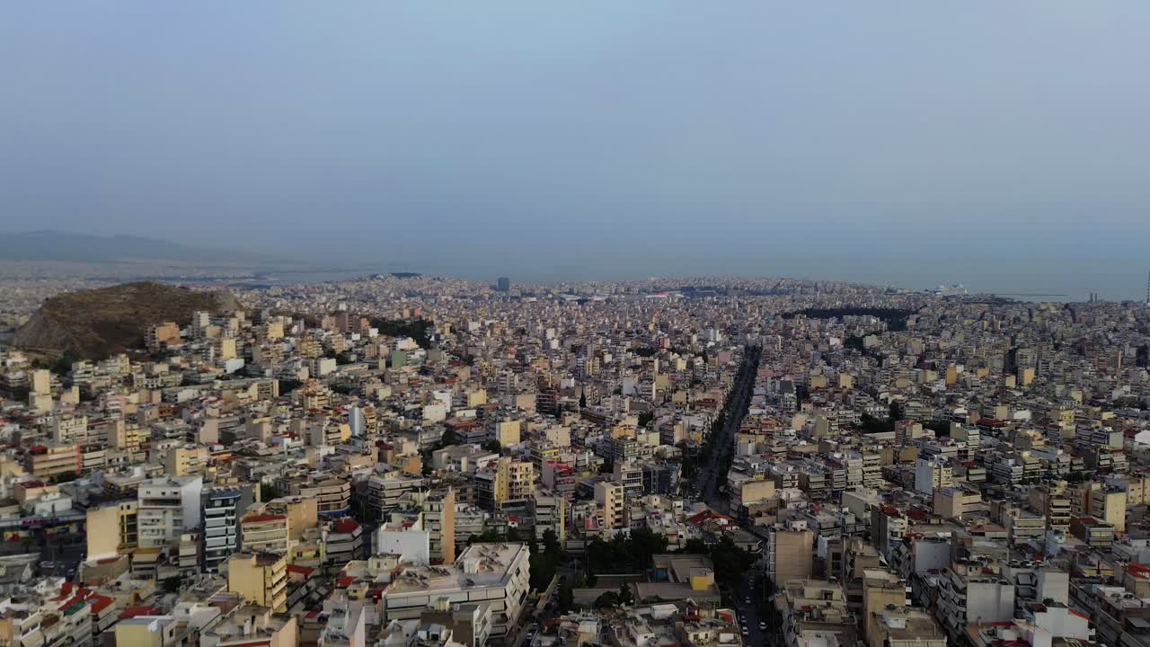atenas, capital de grecia, avión no tripulado, estableciendo una vista panorámica del paisaje urbano.