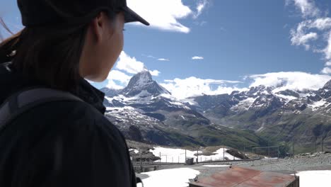 Alleinreise-Fühlt-Sich-An-Wie-Eine-Frau,-Die-Matterhorn-Range-Schweiz-Aussieht