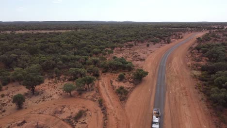 Vista-Aérea-De-Una-Carretera-Rural-En-El-Interior-De-Australia,-Ute-Y-Remolque-Pasando