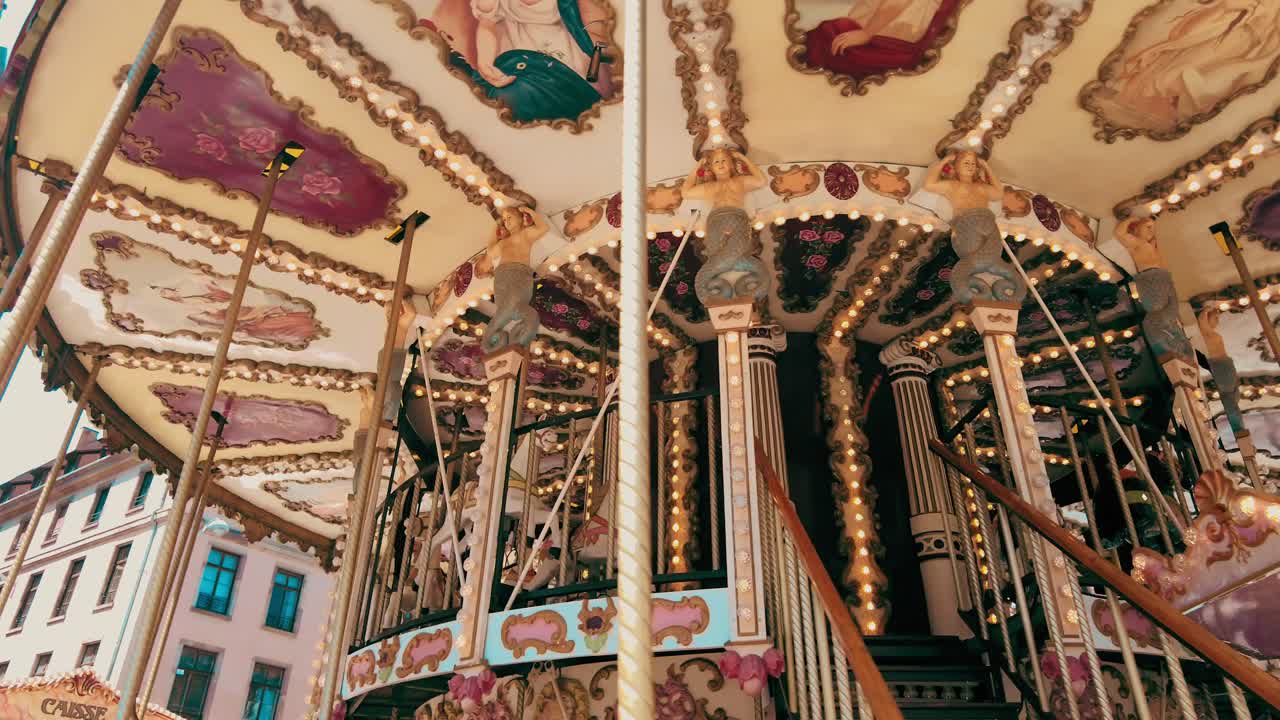 프랑스 스트라스부르크 에 있는 고대 카루셀 의 상층층 의 가까운 사진