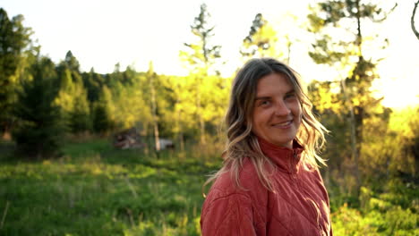 vrouw met gevoel voor inhoud die op het platteland van montana woods woont en haar haar omdraait