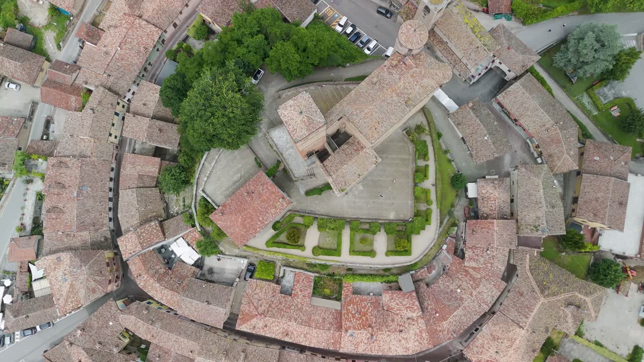 serralunga d'alba, langhe 지역, cuneo, 피에몬테, 이탈리아. 마을과 포도의 4k 공중 풍경. langhe-roero와 monferrato.