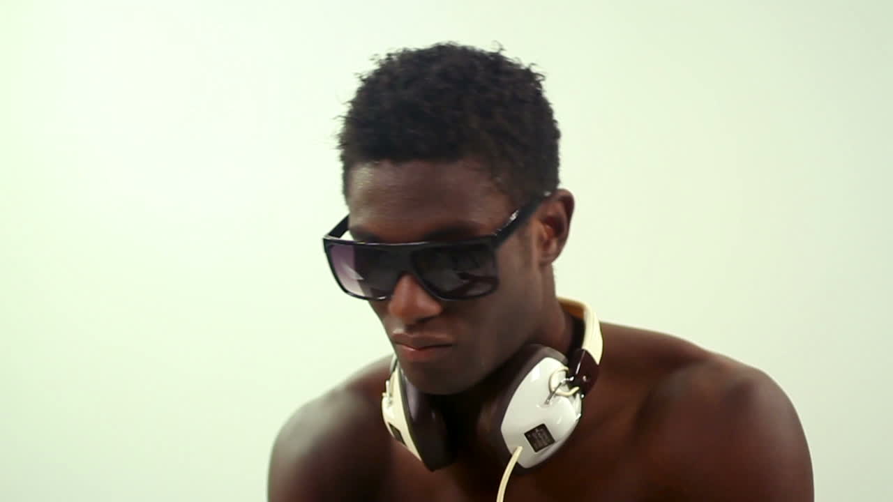 молодой человек танцует видео 38