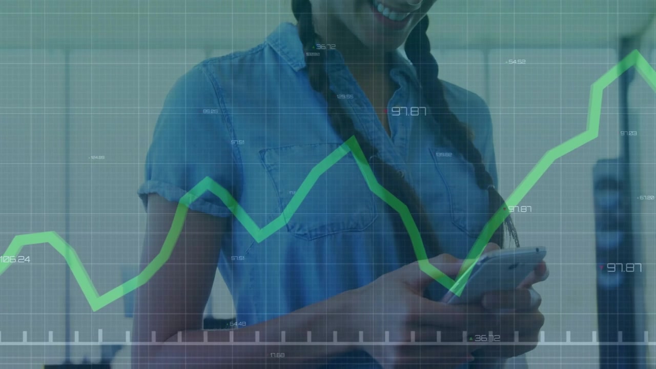 Donna che scorre il telefono, la telecamera si alza rivelando il volto mentre controlla una sovrapposizione di grafico finanziario fluttuante.