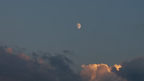 Timelapse-De-Media-Luna-Temprano-En-La-Noche