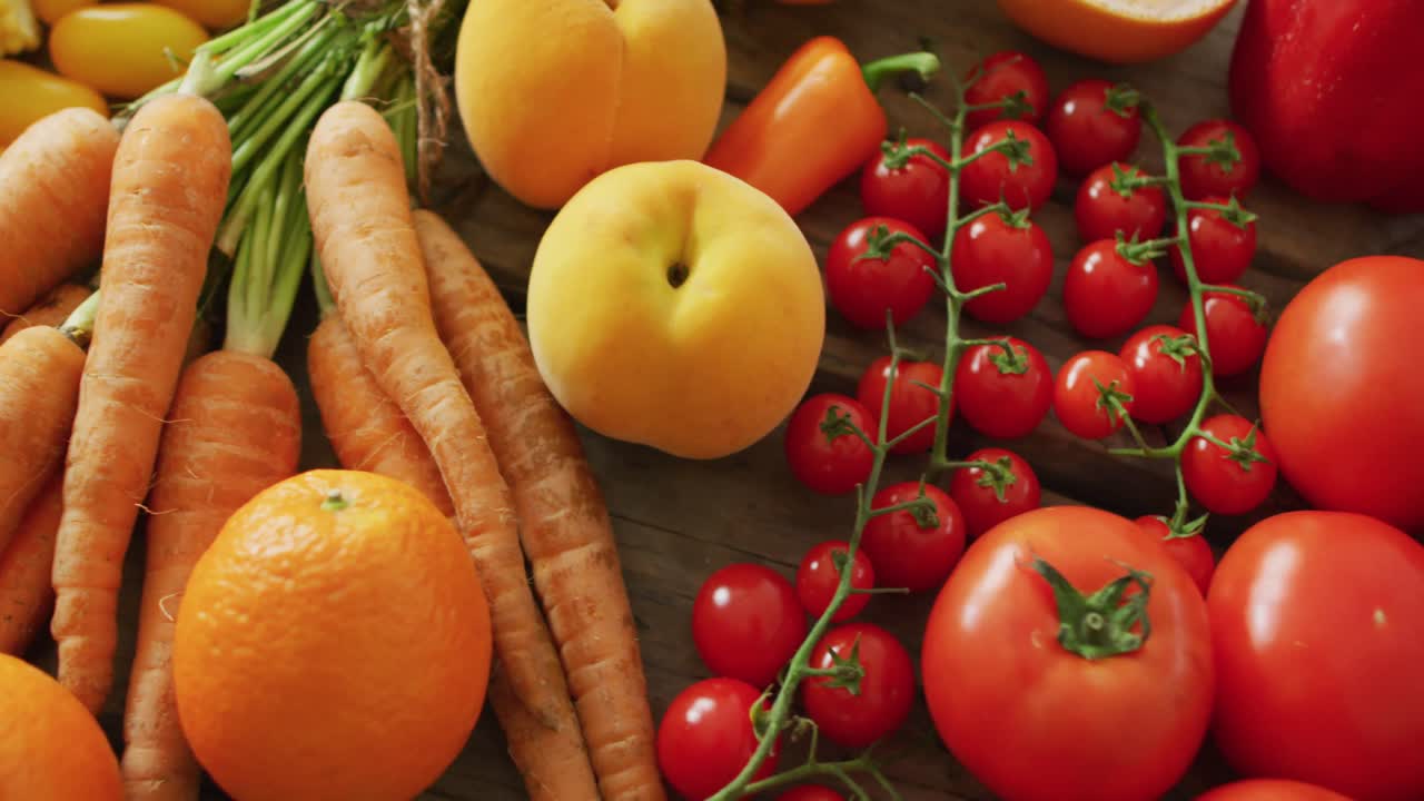 video de frutas y verduras frescas sobre un fondo de madera