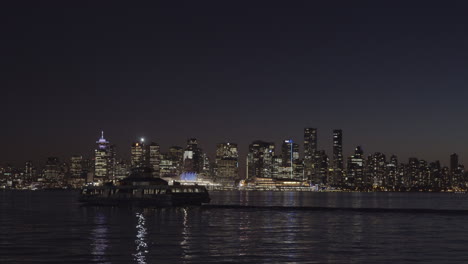 Seebusfahrt-In-Richtung-Skyline-Der-Innenstadt-Von-Vancouver-In-Der-Abenddämmerung