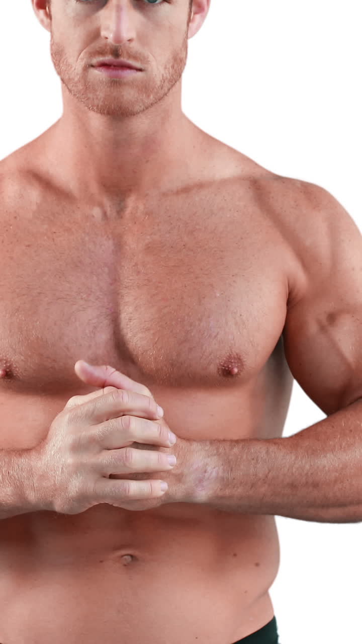 hombre musculoso flexionando sus músculos