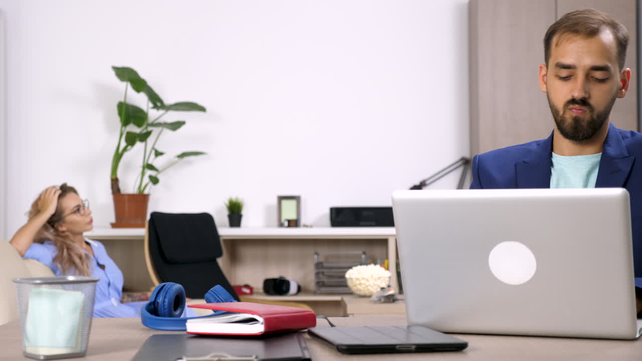 사무실에서 일하는 사람들