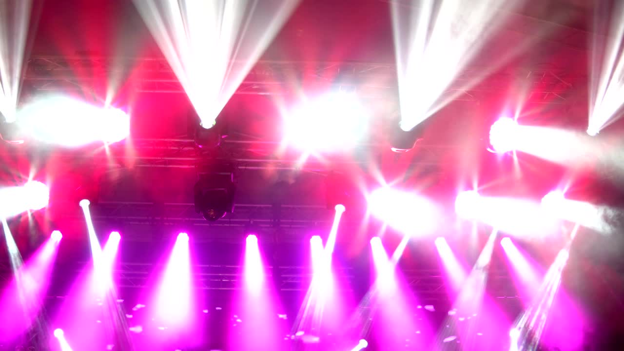 Abstrakt bakgrunnsvideo av konsertscene med LED-laserlysstråler