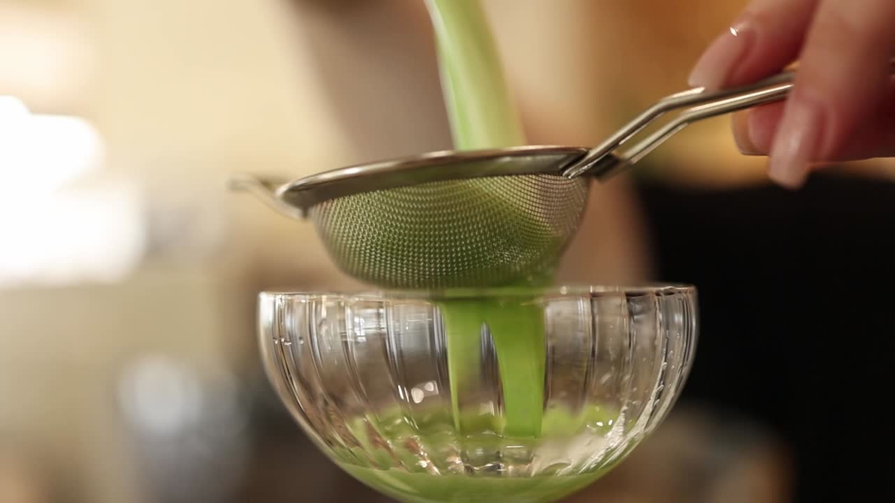 vertiendo un cóctel verde