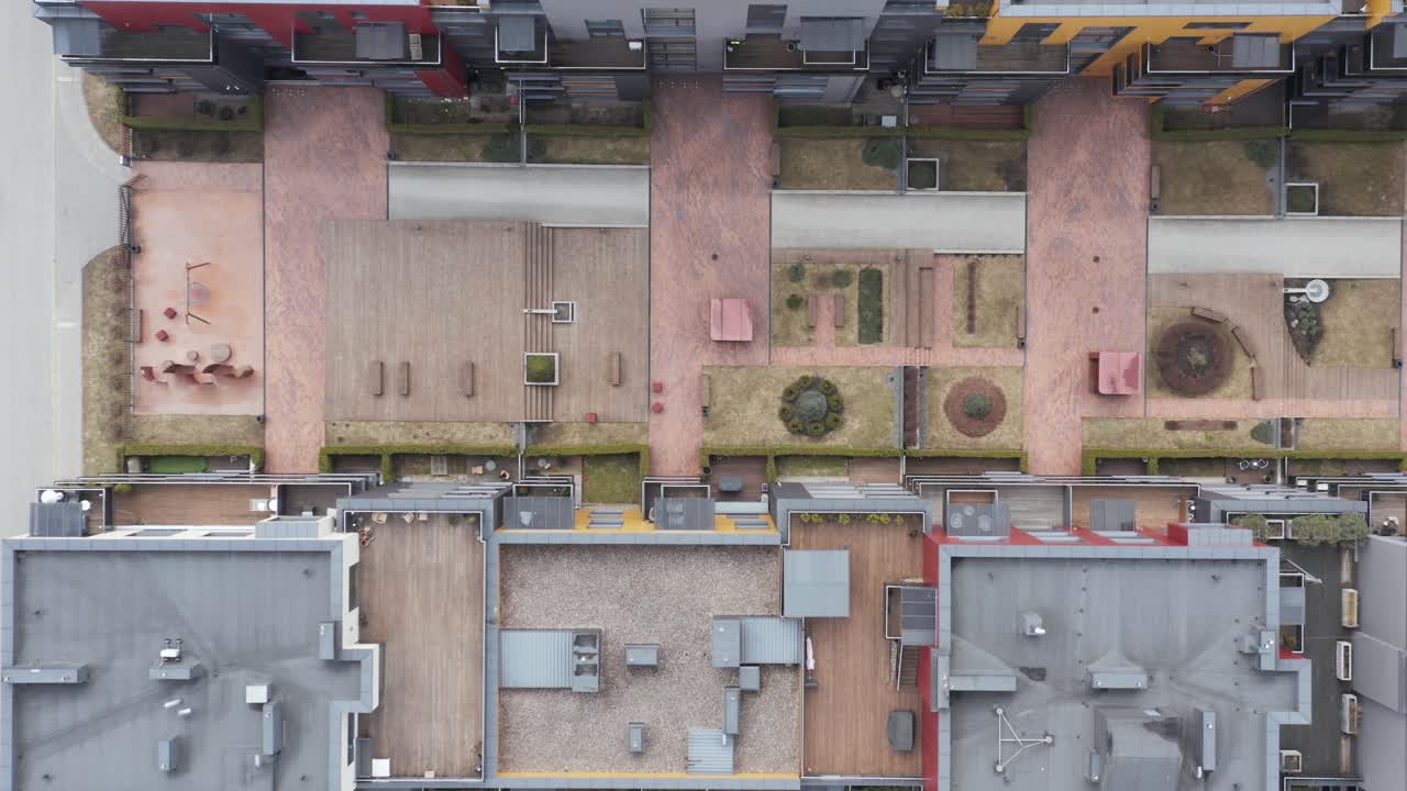 antena: concepto futurista casas coloridas con parques infantiles