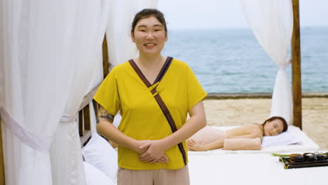 해변에서 클라이언트와 함께 마사지