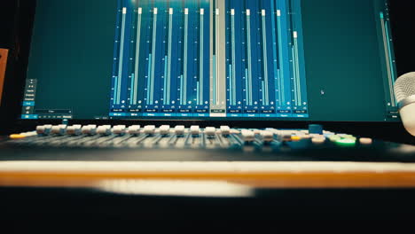 스튜디오에서 음악을 만드는 사운드 엔지니어, 라디오 방송 스튜디오에서 일하는 아시아 인기 dj 또는 녹음 스튜디오, 리허설, 오디오 프로덕션에서 일하는 음악 프로듀서.